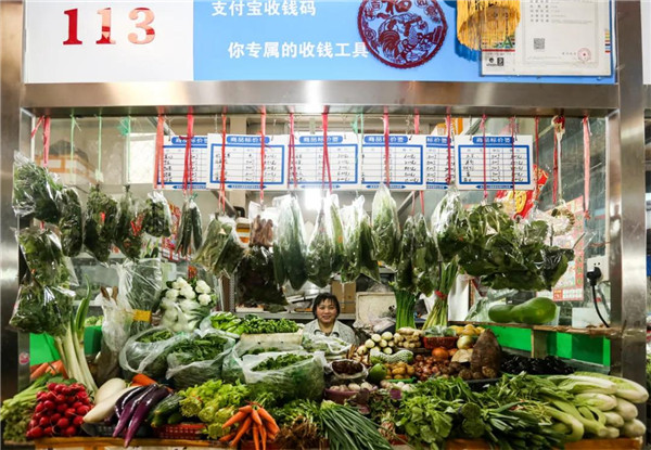 三源里菜市场丰富多彩的摊位